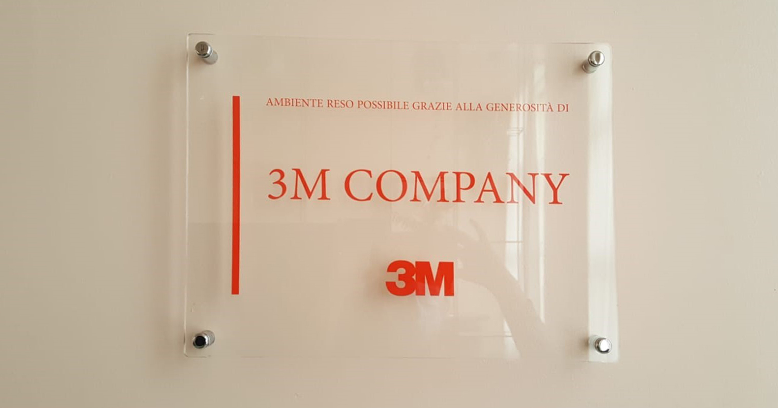 Targa presso la Ronald McDonald Family Room di Milano