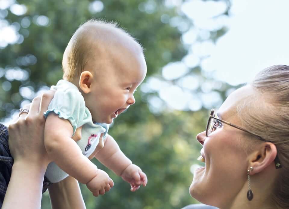 Bambino in braccio alla mamma