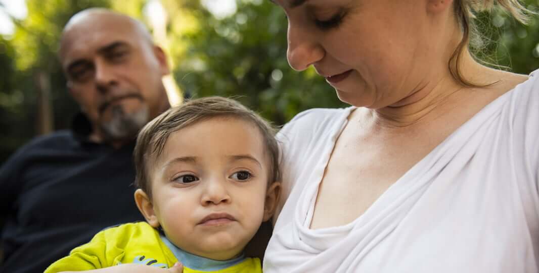 Bambino in braccio alla mamma