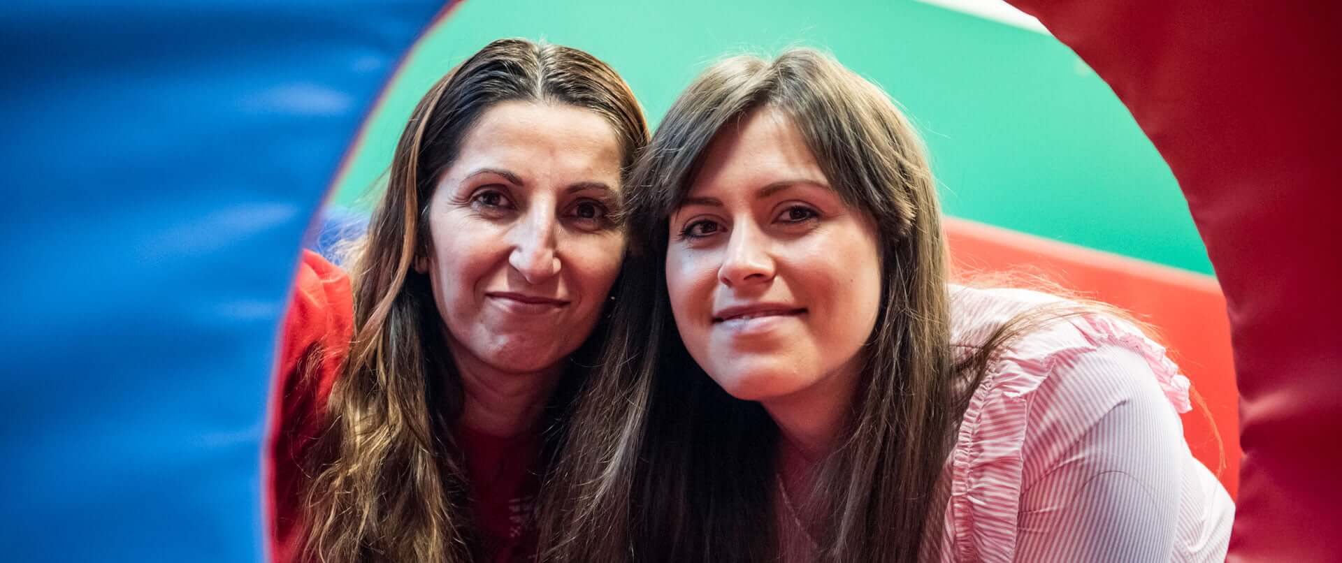 Due ragazze che sorridono