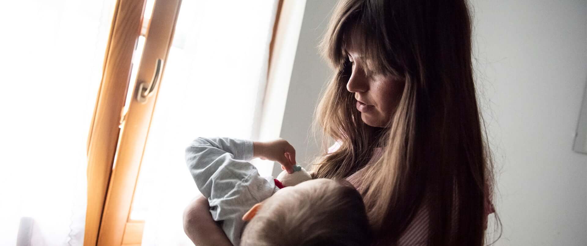 Madre con bambino in braccio