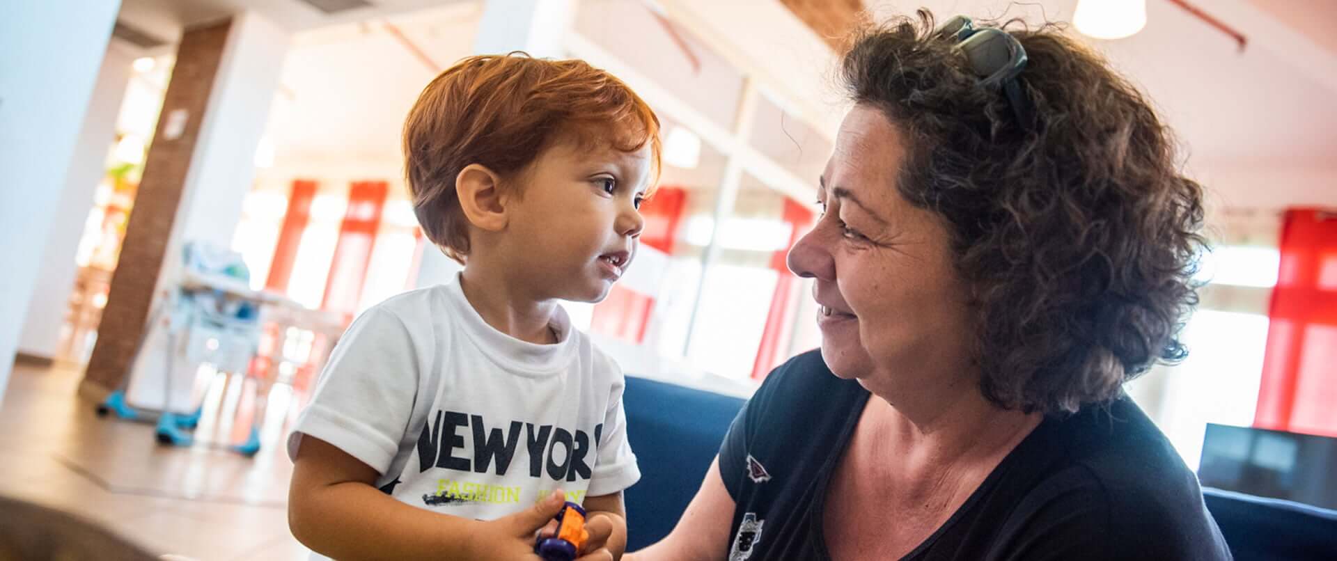Sguardo tra bambino e donna
