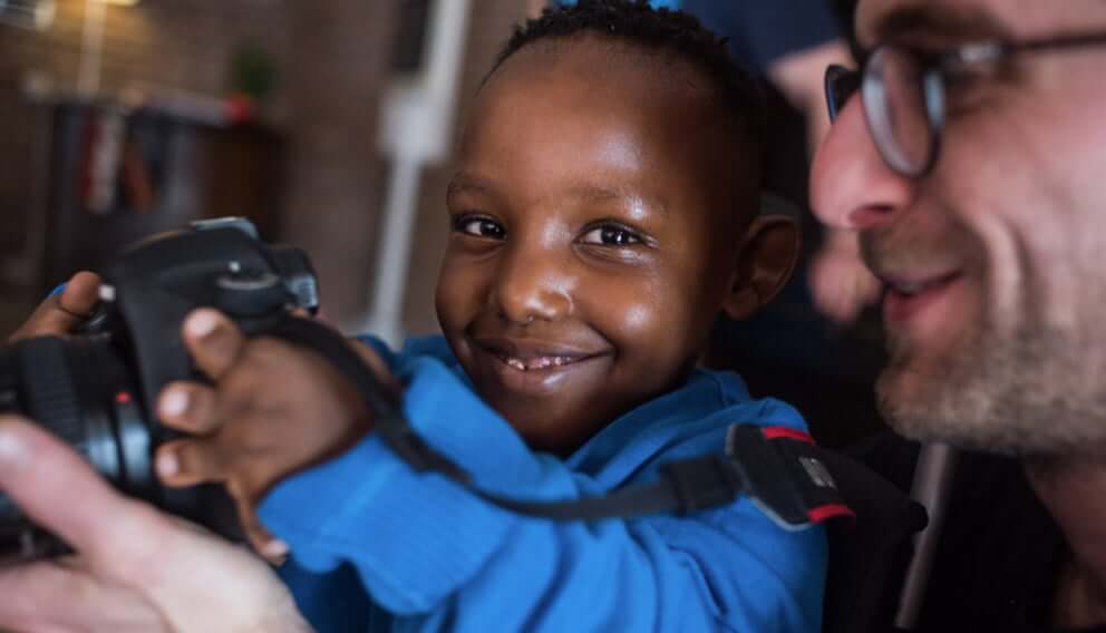 Bambino con macchina fotografica