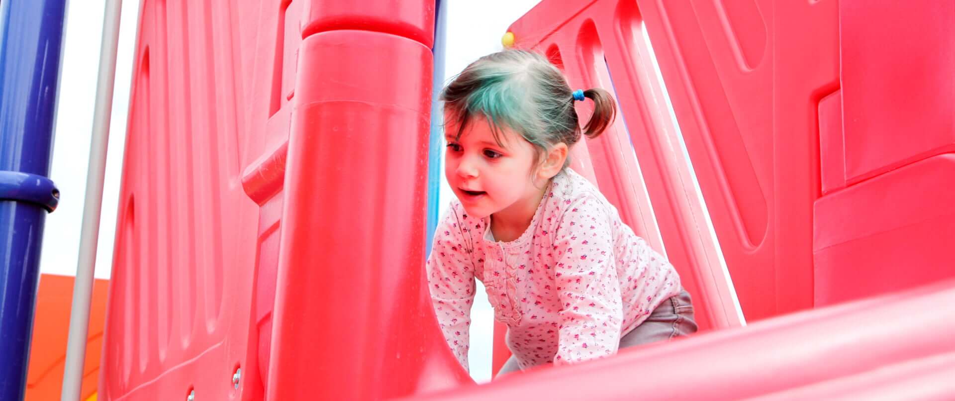 Bambina sullo scivolo