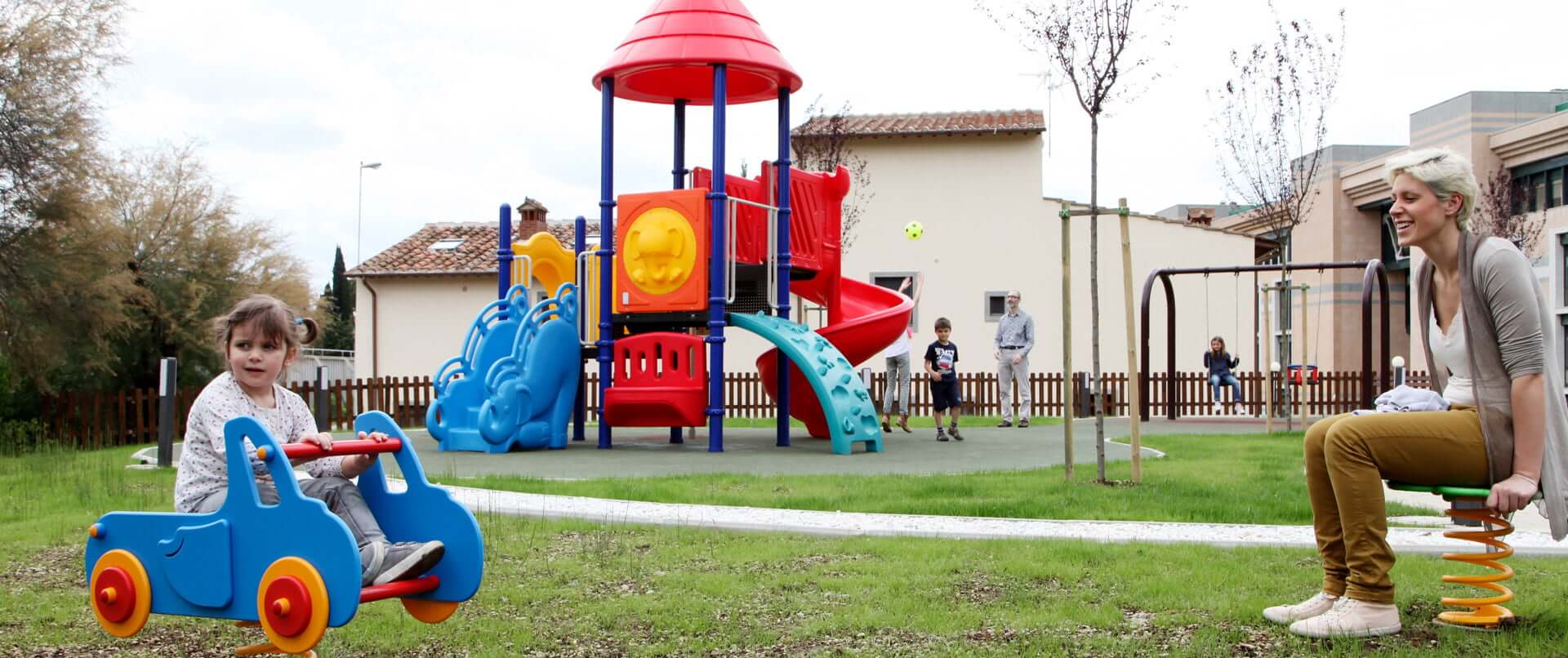 Bambini che giocano in giardino