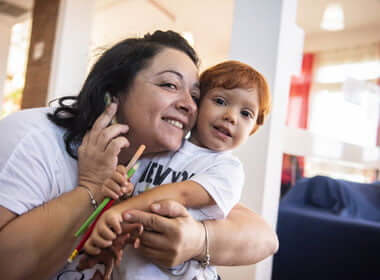 Mamma e figlio abbracciati