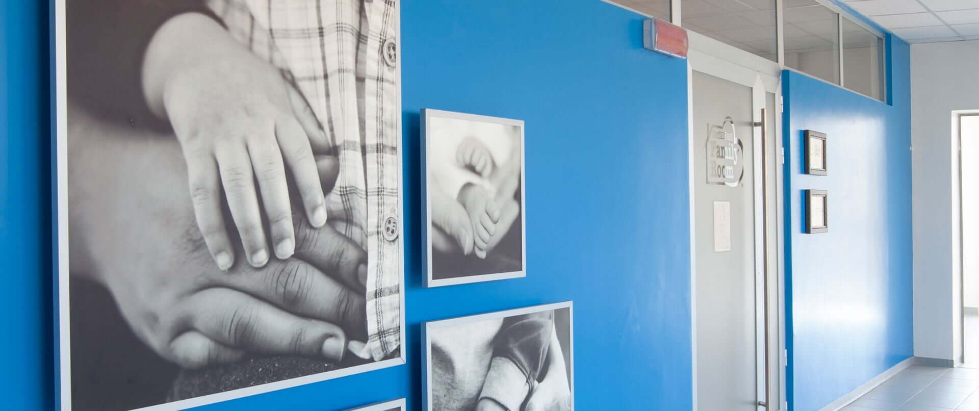 Parete con foto di mani