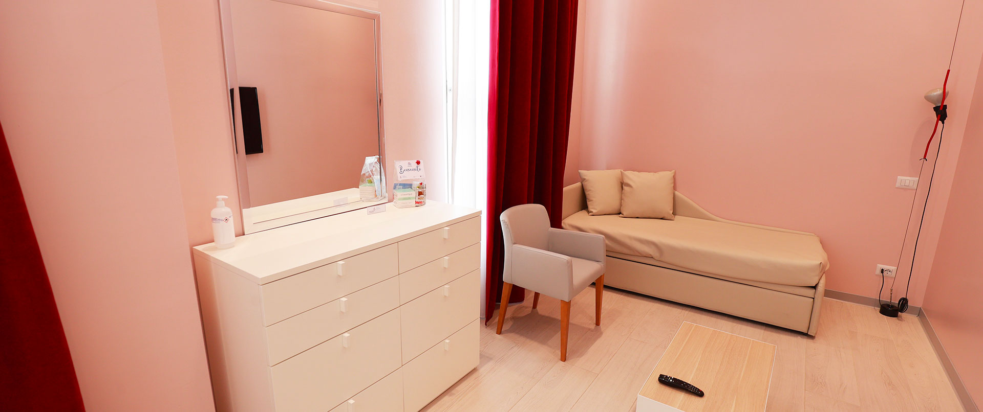 Parete con foto di mani