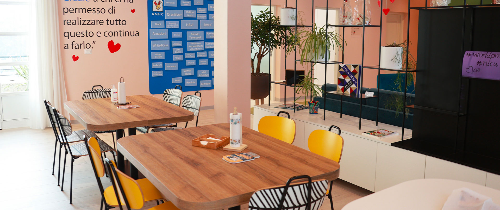 Salotto con divani e tv